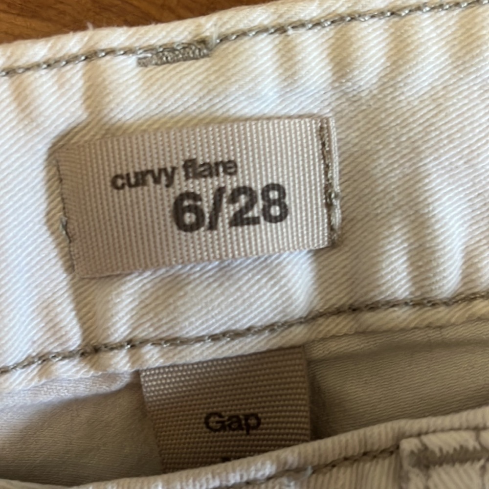 White curvy flare capris 6/28 - Picture 2 of 4